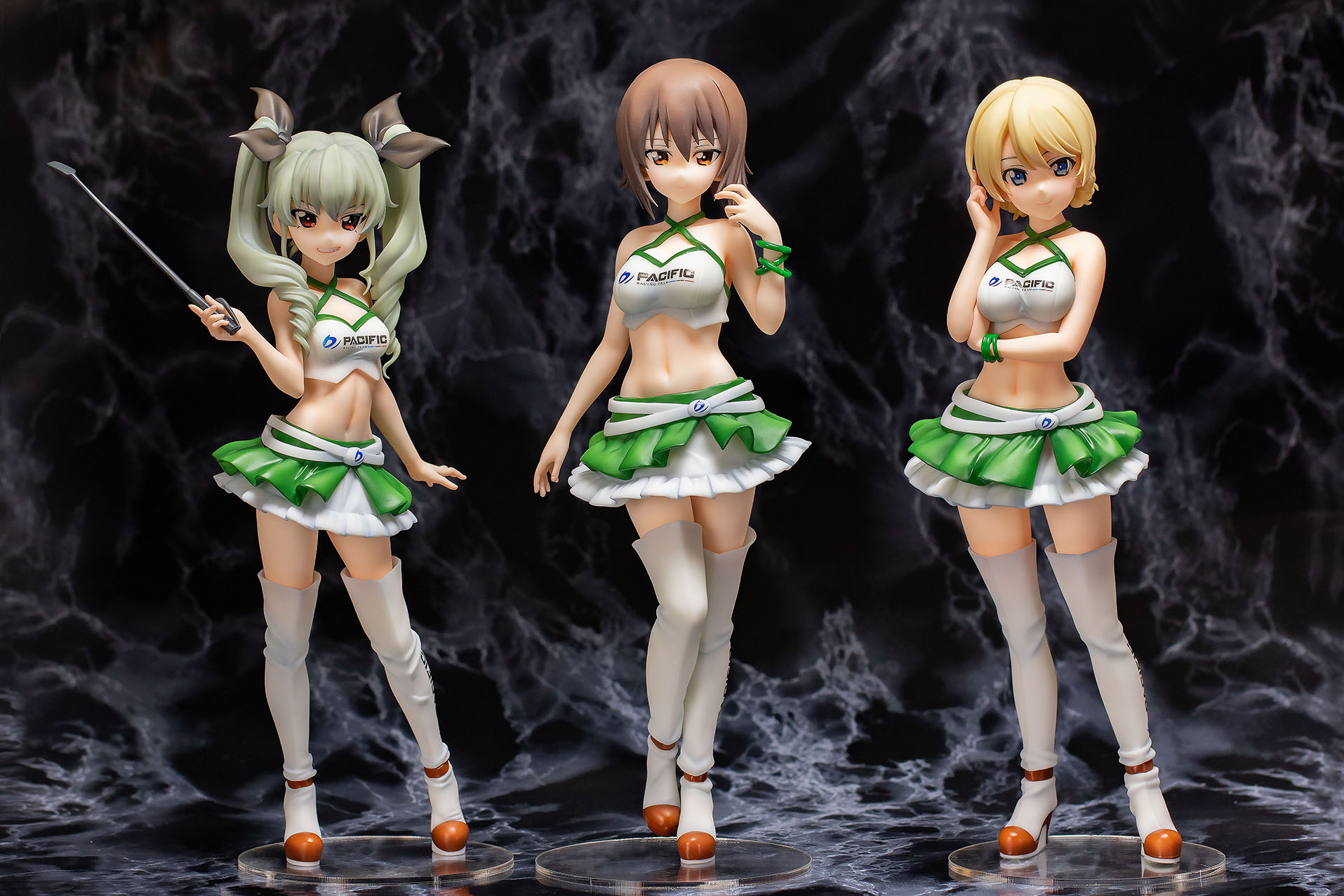 PACIFIC GIRLS 　人妻 Bfull (日本量産フィギュアの販売はBfull ） / ガールズ&パンツァー×PACIFIC「ダージリン」レースクイーンver. リサイズ版  1/5スケール塗装済み完成品フィギュア